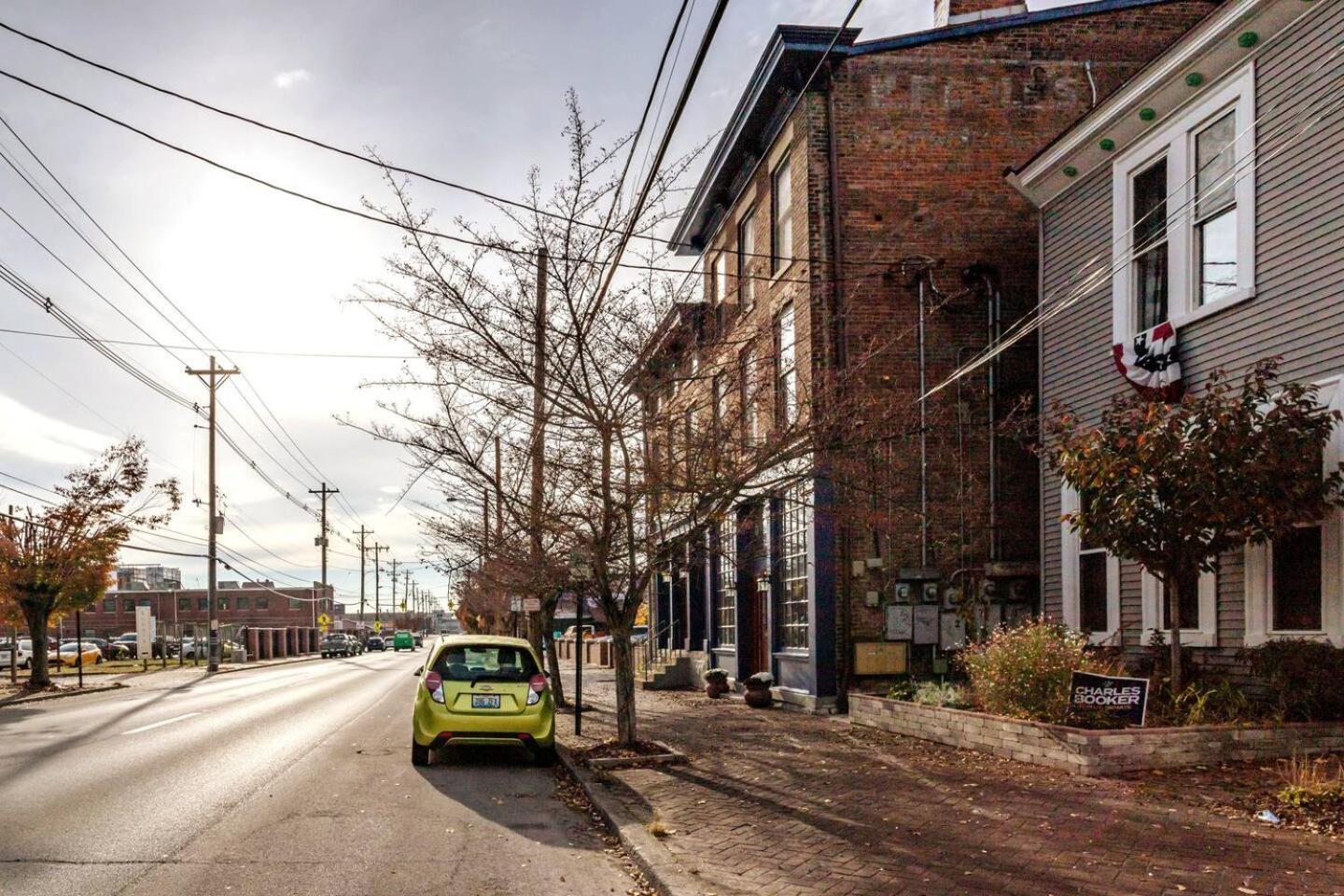 Downtown Loft Sleeps 16 - Pool Table Shuffleboard Apartment Louisville Exterior photo